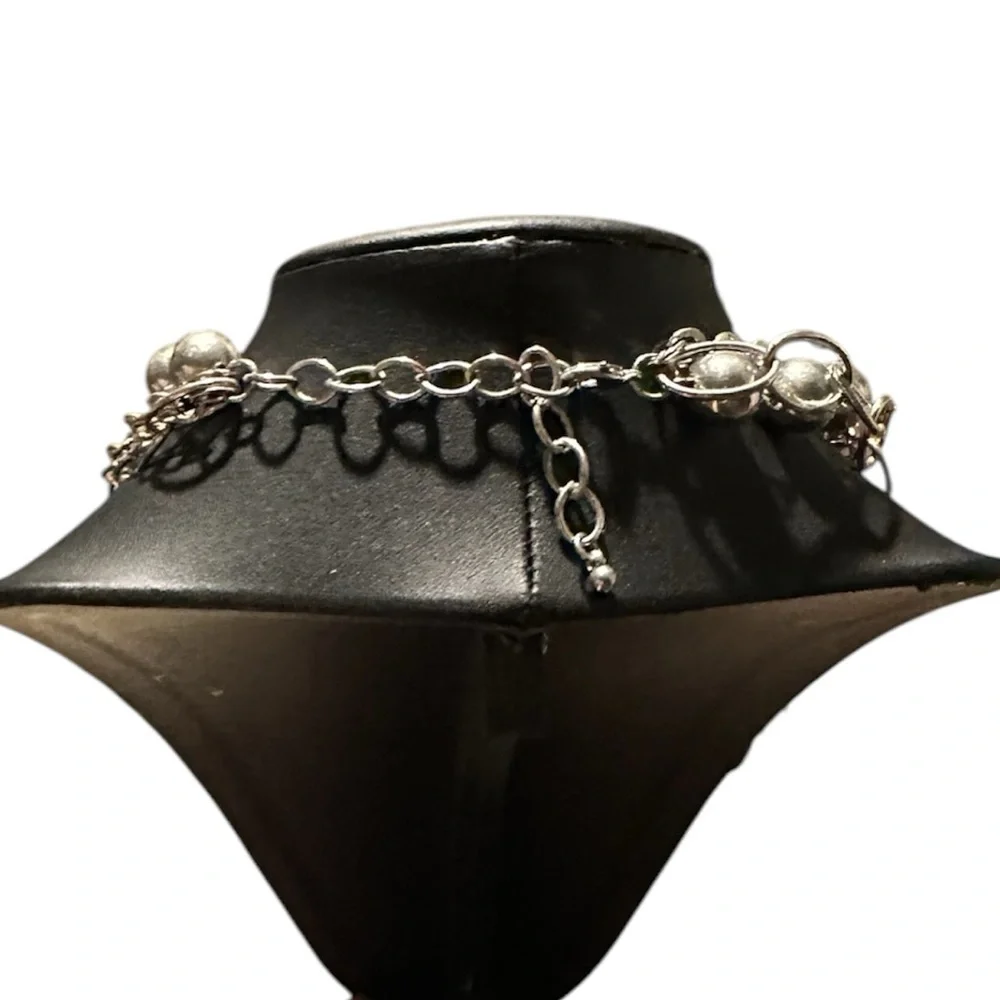 Vintage Elegant Silver Necklace with Floral Accent